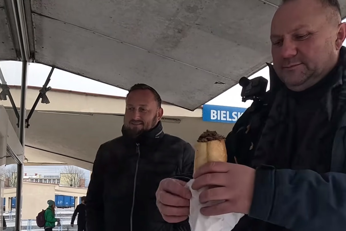 Twórca „Oddzaszfartucha” zatrzymał się w Bielsku-Białej. Skosztował znanego lokalnego przysmaku