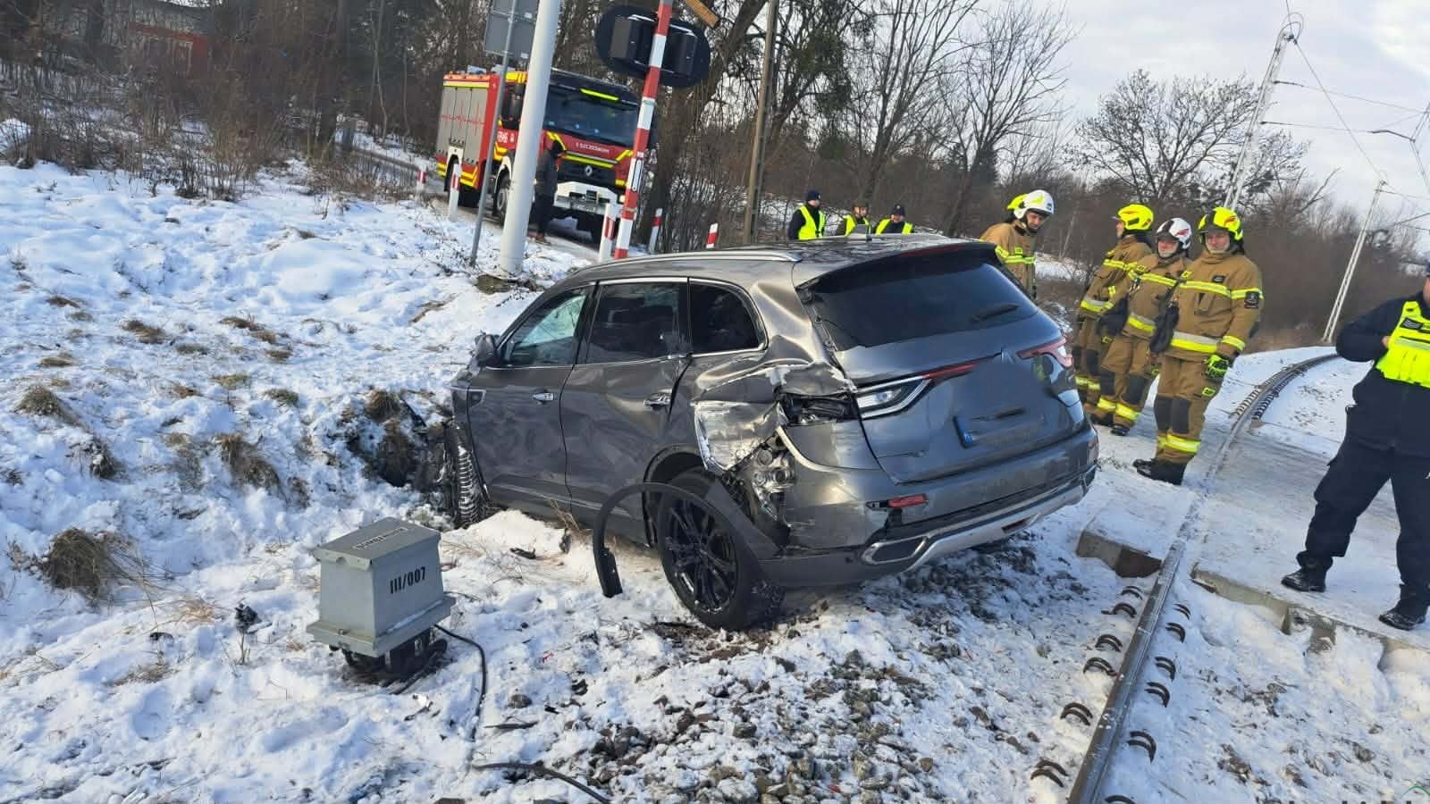 Goleszów: Renault zderzył się z pociągiem. Ul. Piekarska zablokowana