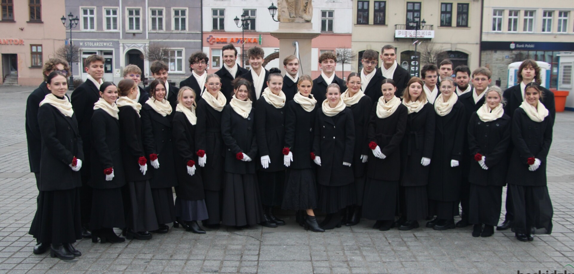 Uczniowie ze starostą i burmistrzem tańczyli poloneza w Żywcu – WIDEO, ZDJĘCIA