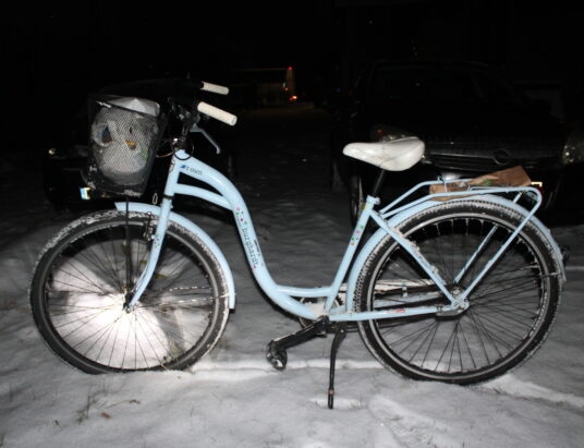 Przechodnie uratowali mu życie, a policjanci próbują ustalić tożsamość. Poznajesz jego rower?