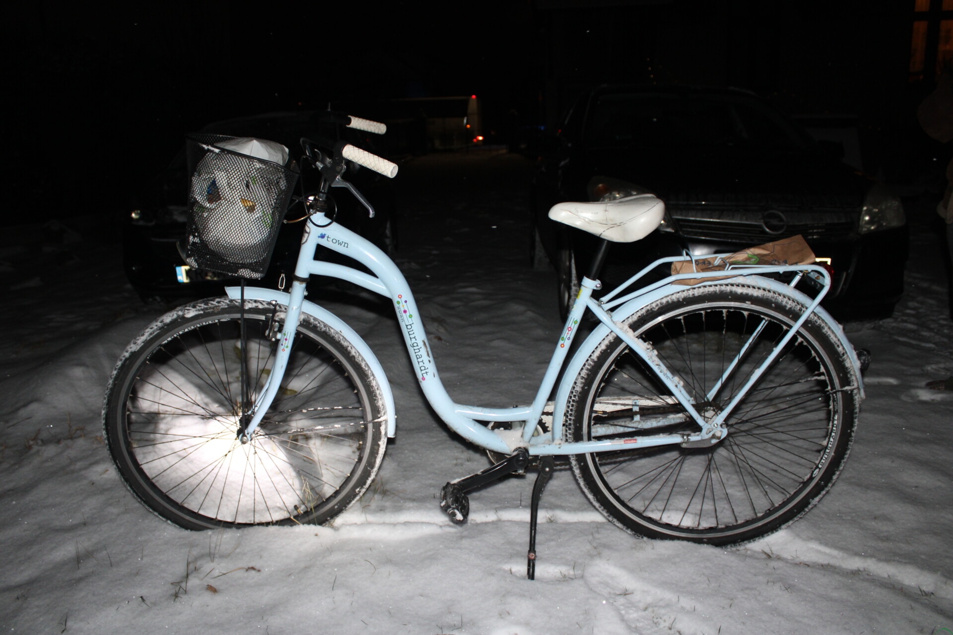 Przechodnie uratowali mu życie, a policjanci próbują ustalić tożsamość. Poznajesz jego rower?