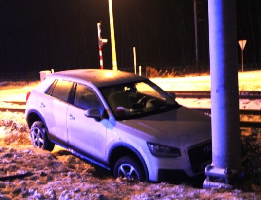 Pijany w sztok Ukrainiec wjechał w słup przy przejeździe kolejowym