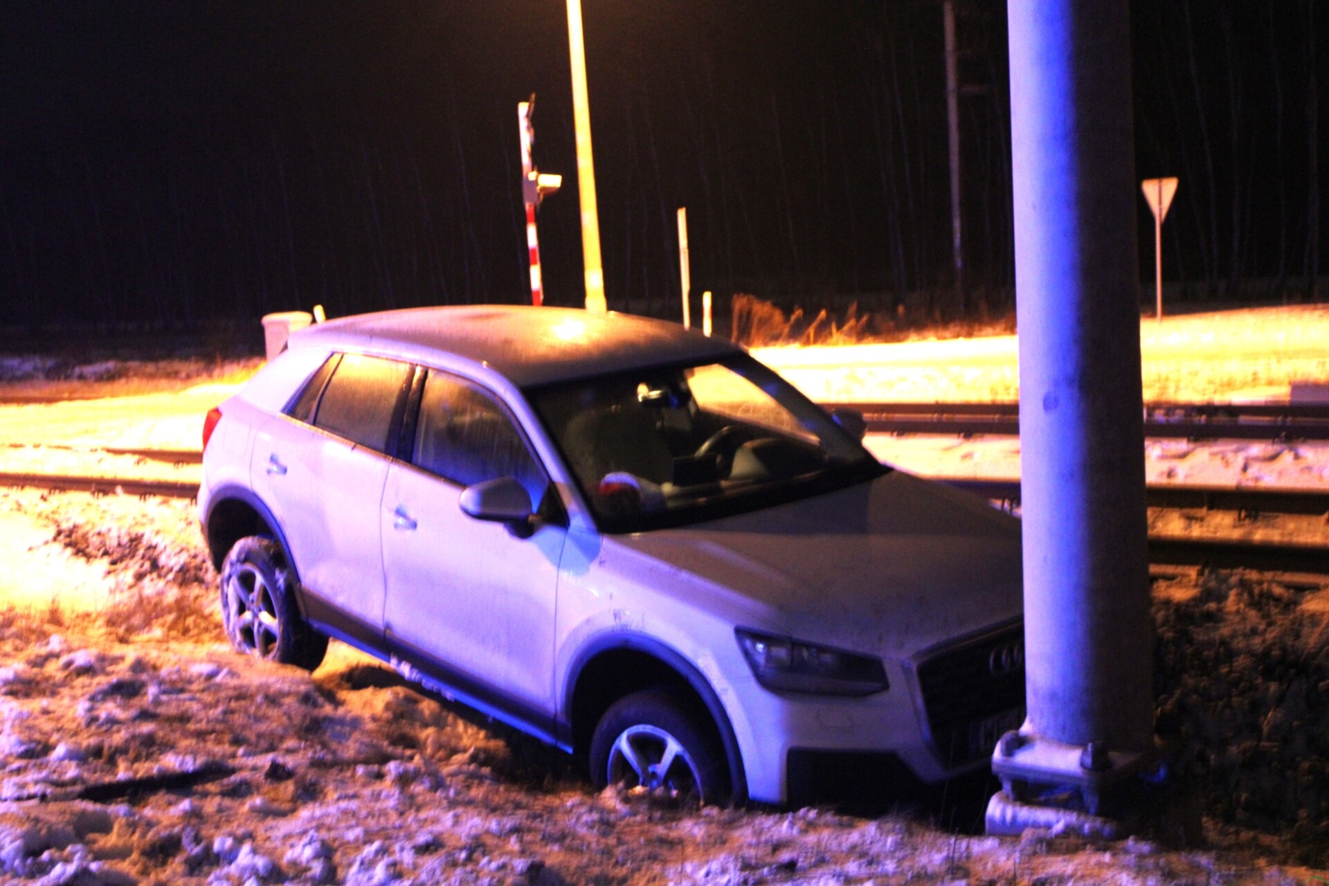 Pijany w sztok Ukrainiec wjechał w słup przy przejeździe kolejowym