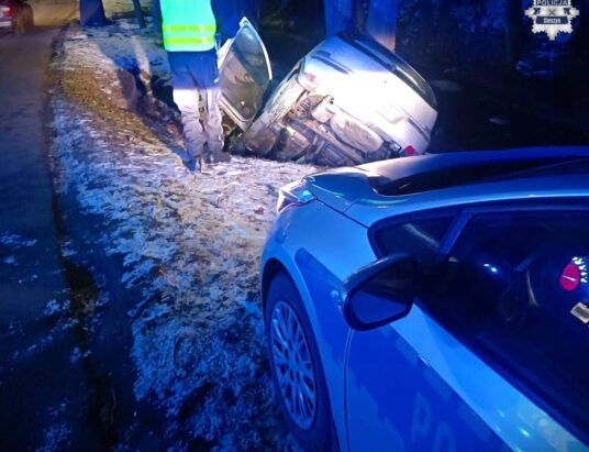 Auto staczało się do potoku. Policjanci uratowali kierowcę, który stracił przytomność