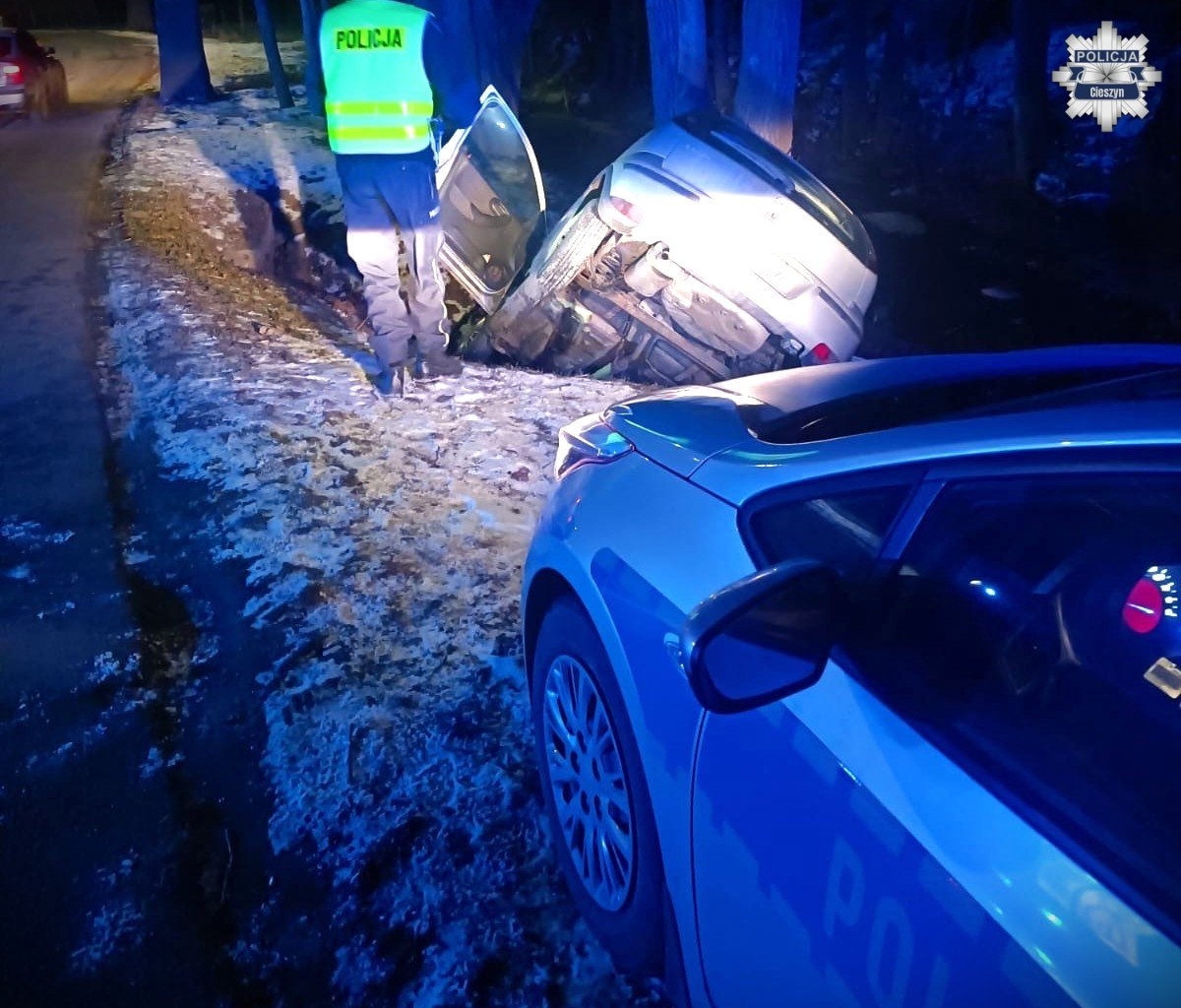 Auto staczało się do potoku. Policjanci uratowali kierowcę, który stracił przytomność