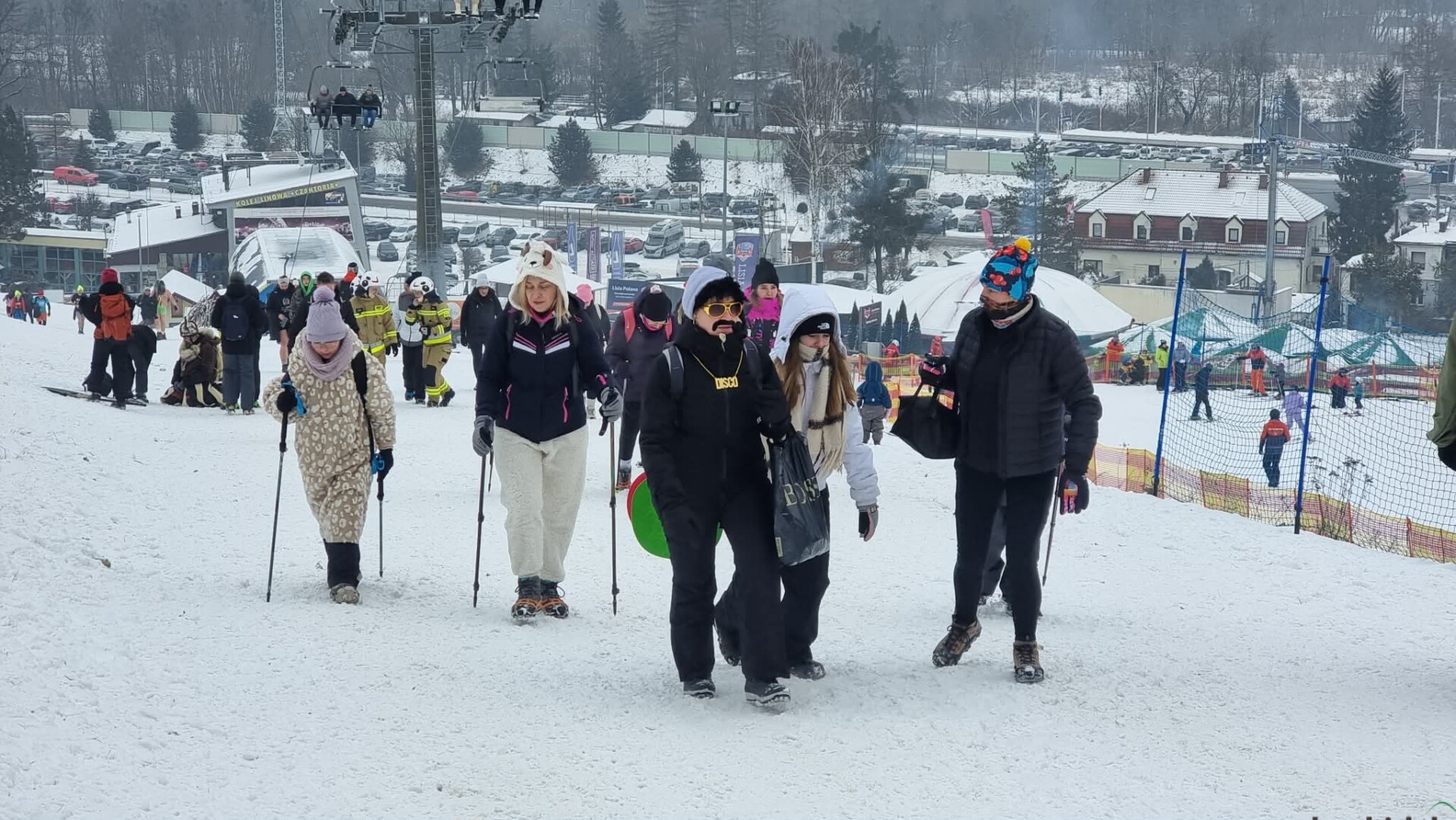Dookoła siarczysty mróz, a na Czantorii gorąco od wielkich serc. W krótkich gaciach na pomoc Kazikowi | FOTO, WIDEO