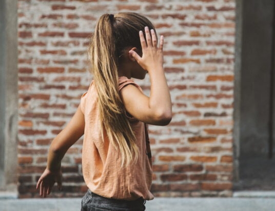 Zaatakowali nastolatkę na przystanku