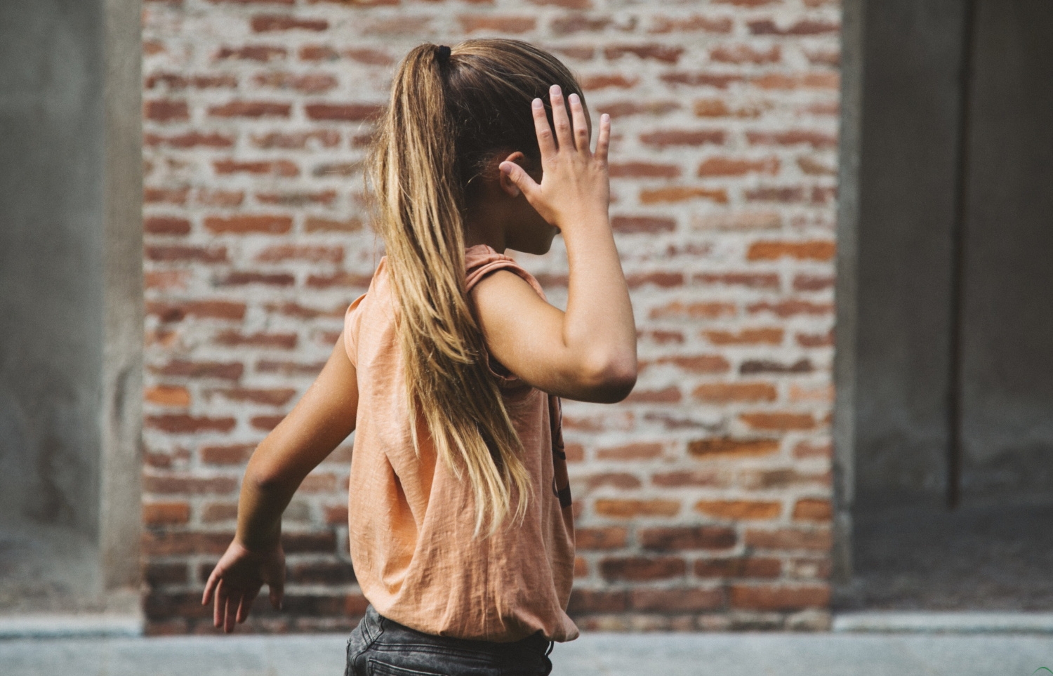 Zaatakowali nastolatkę na przystanku