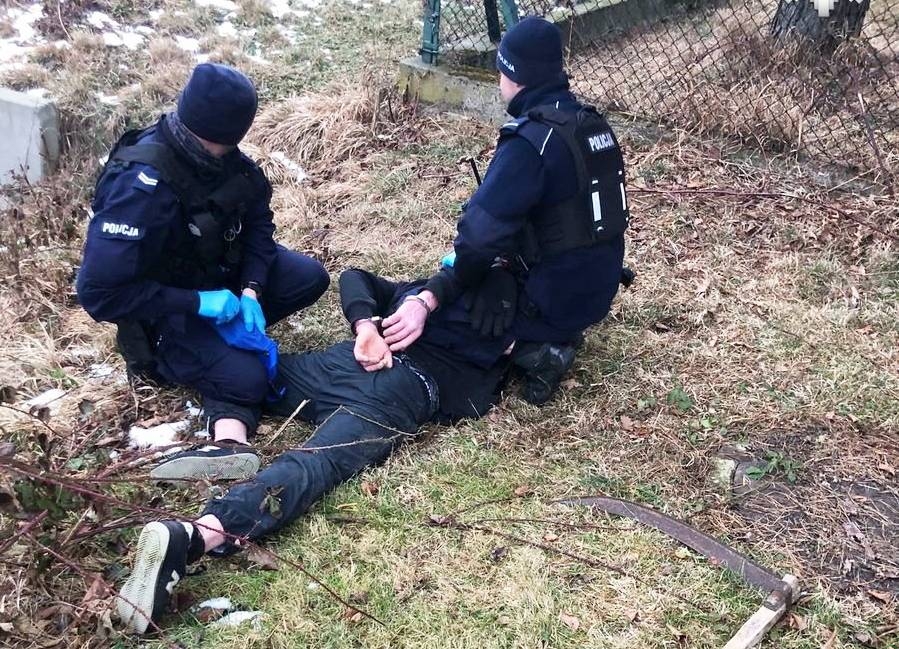 Groził kosą członkowi rodziny, stawiał się policjantom