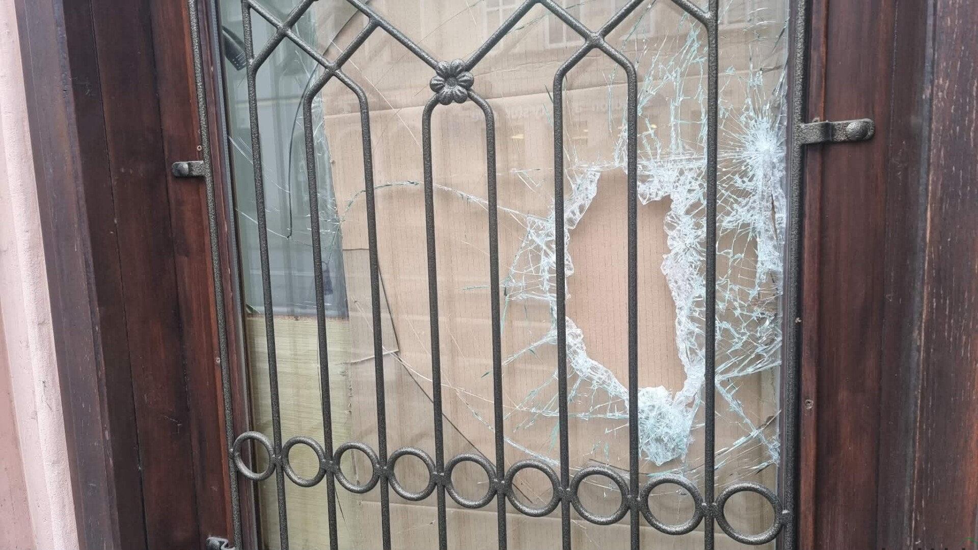 Zuchwała kradzież w centrum Cieszyna. Okradziono jubilerską wystawę