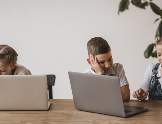 Laptopy i tablety dla uczniów. Gmina Strumień stawia na kompetencje cyfrowe