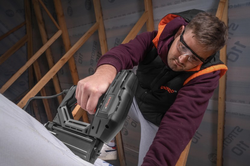 Z jakimi materiałami może pracować zszywacz elektryczny?