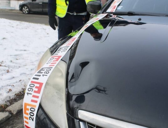 Nietrzeźwa wtargnęła przed samochód