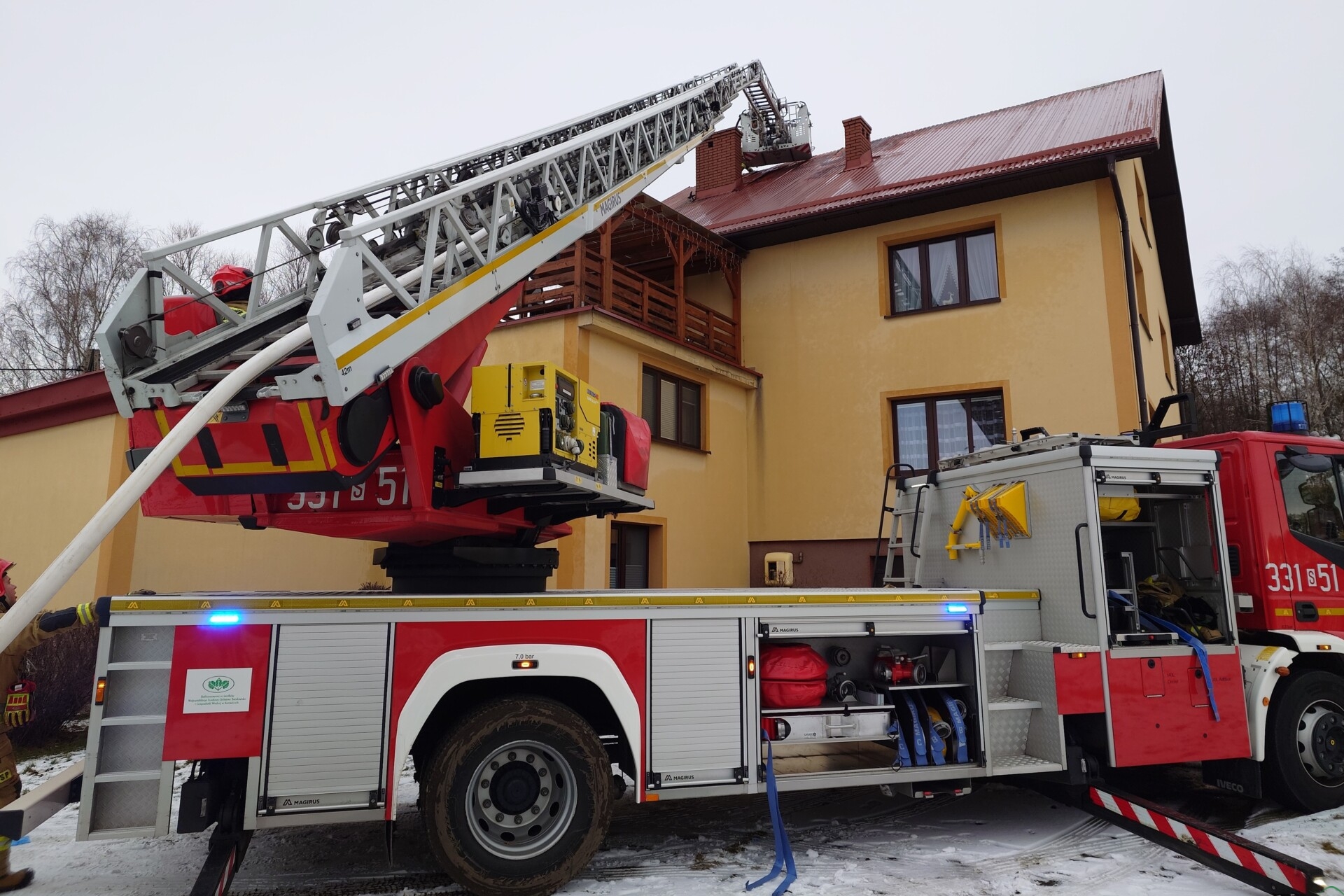 Z ostatniej chwili: Pożar na poddaszu budynku. Trwa akcja gaśnicza – foto