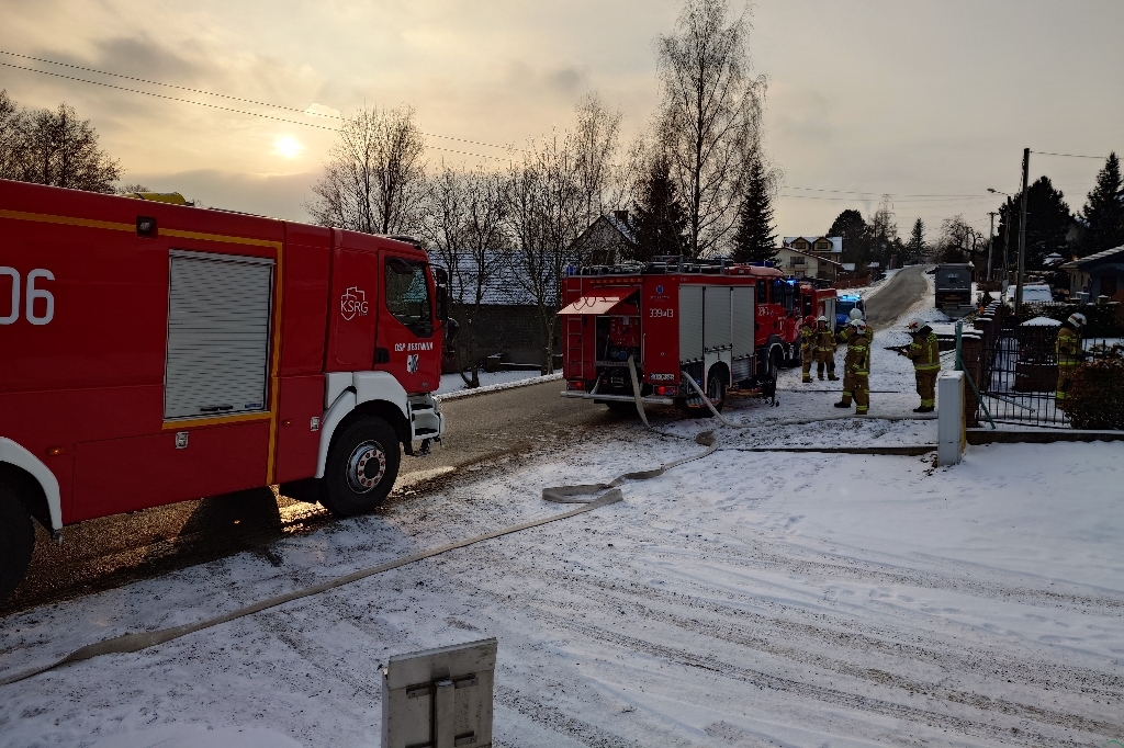 Z ostatniej chwili: Bestwina: Pożar w budynku. Zapaliło się drewno – foto