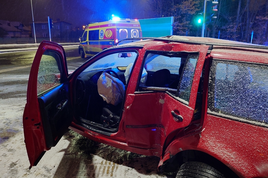 Z ostatniej chwili: Demolka na skrzyżowaniu. Młody kierowca nietrzeźwy – foto