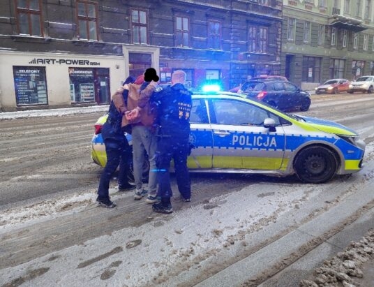 W centrum miasta szedł środkiem ruchliwej ulicy | FOTO