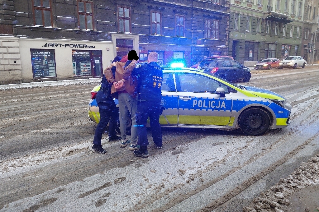 Z ostatniej chwili: W centrum miasta szedł środkiem ruchliwej ulicy! – foto