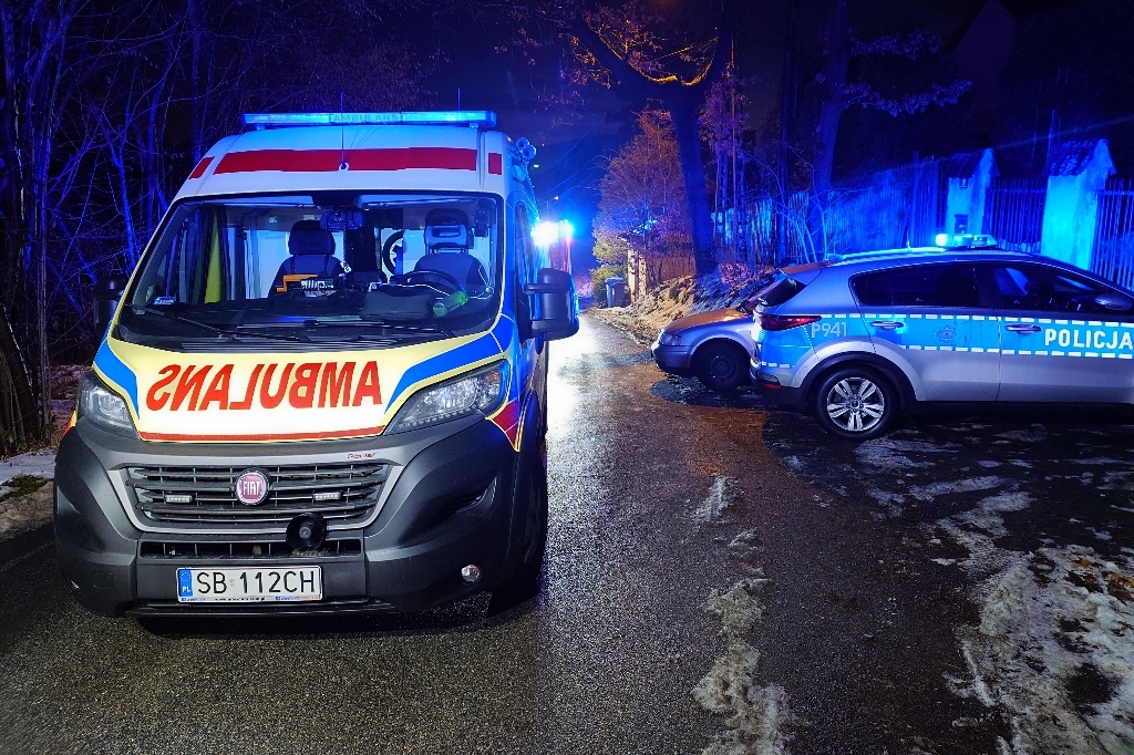 Z ostatniej chwili: Duże zadymienie w budynku. Policjanci wynieśli niepełnosprawnego męzczyznę – foto