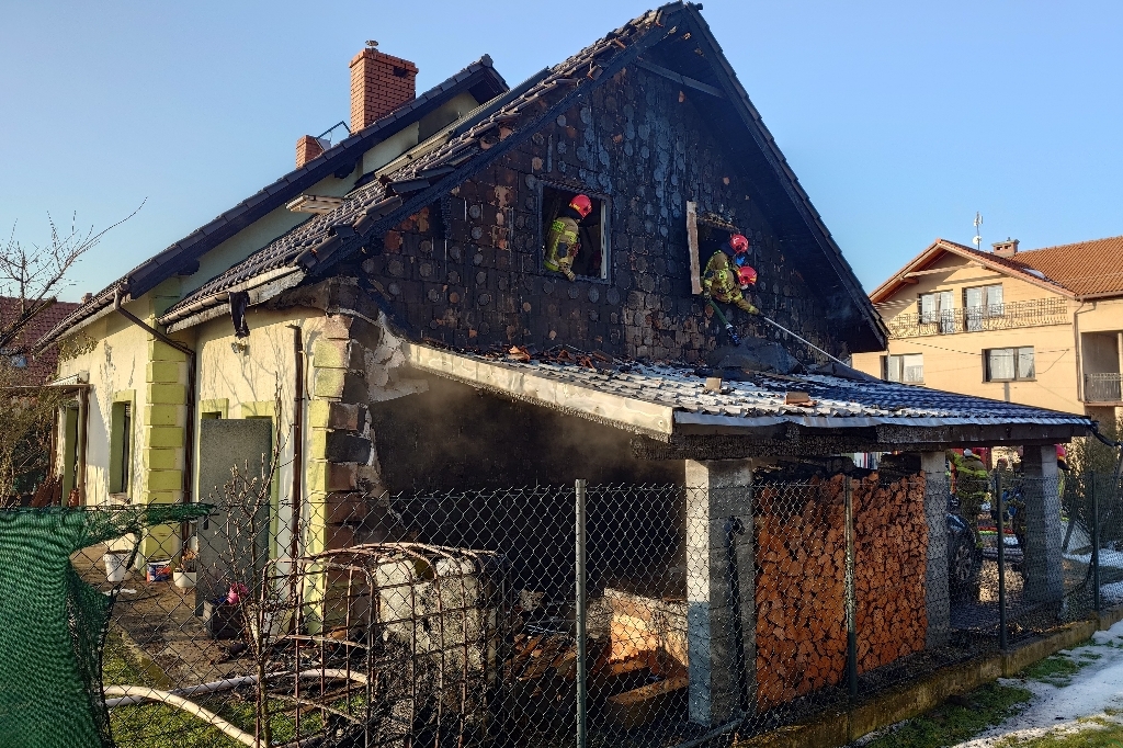 Z ostatniej chwili: Czechowice: Pożar wiaty i poddasza domu – foto