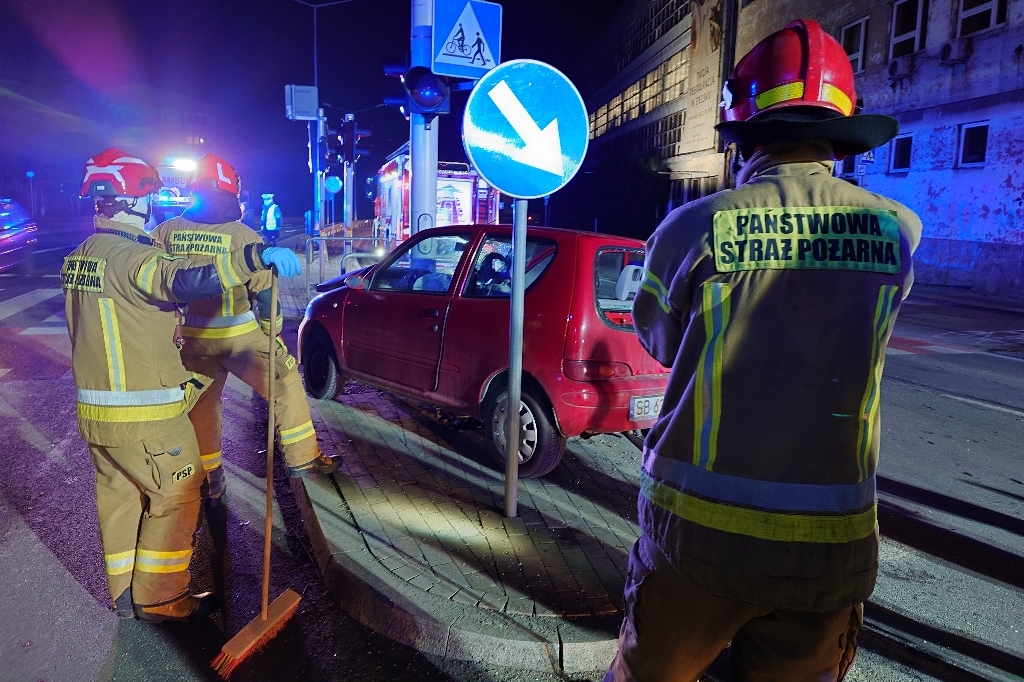 Z ostatniej chwili: Samochód uderzył w latarnię. Dwie osoby zabrane do szpitala – foto