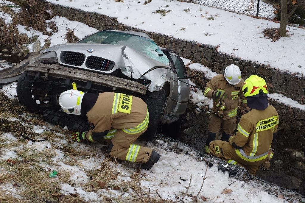 Z ostatniej chwili: Kozy: BMW wpadło do koryta potoku – foto