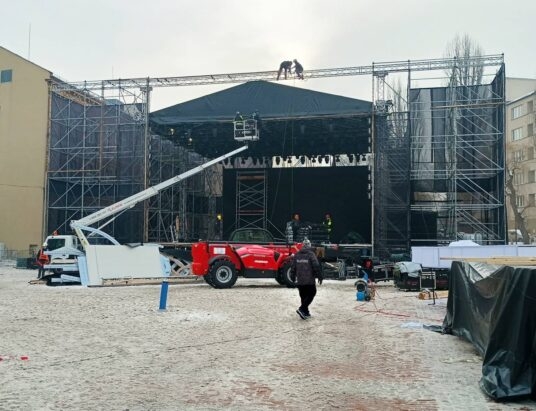 Opóźnienie w demontażu sceny. Dostępna tylko część parkingu