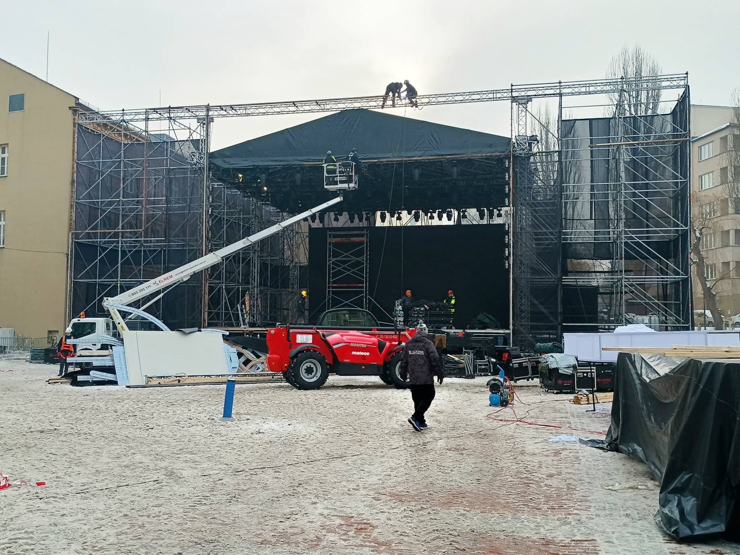 Opóźnienie w demontażu sceny. Dostępna tylko część parkingu