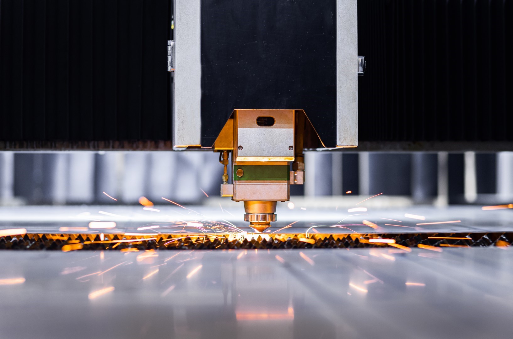 Cięcie laserem metalu w produkcji seryjnej – dokładność, powtarzalność i oszczędność materiału