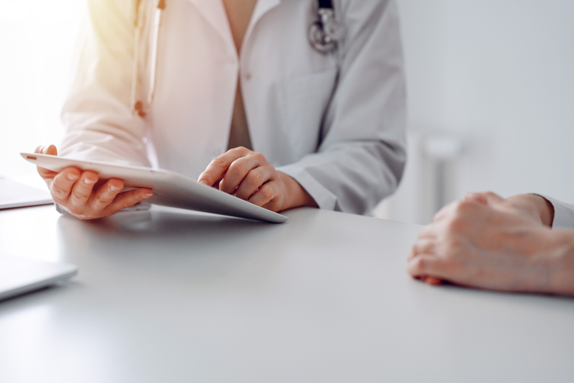 Torbiel włosowa – objawy, przyczyny i leczenie