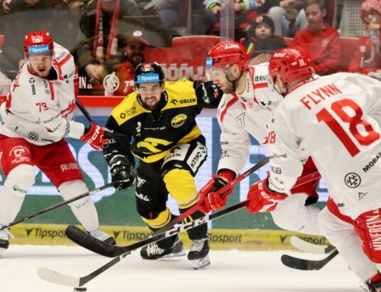 Męczarnie z outsiderem. Trzyńczanie wygrywają po dogrywce | ZDJĘCIA