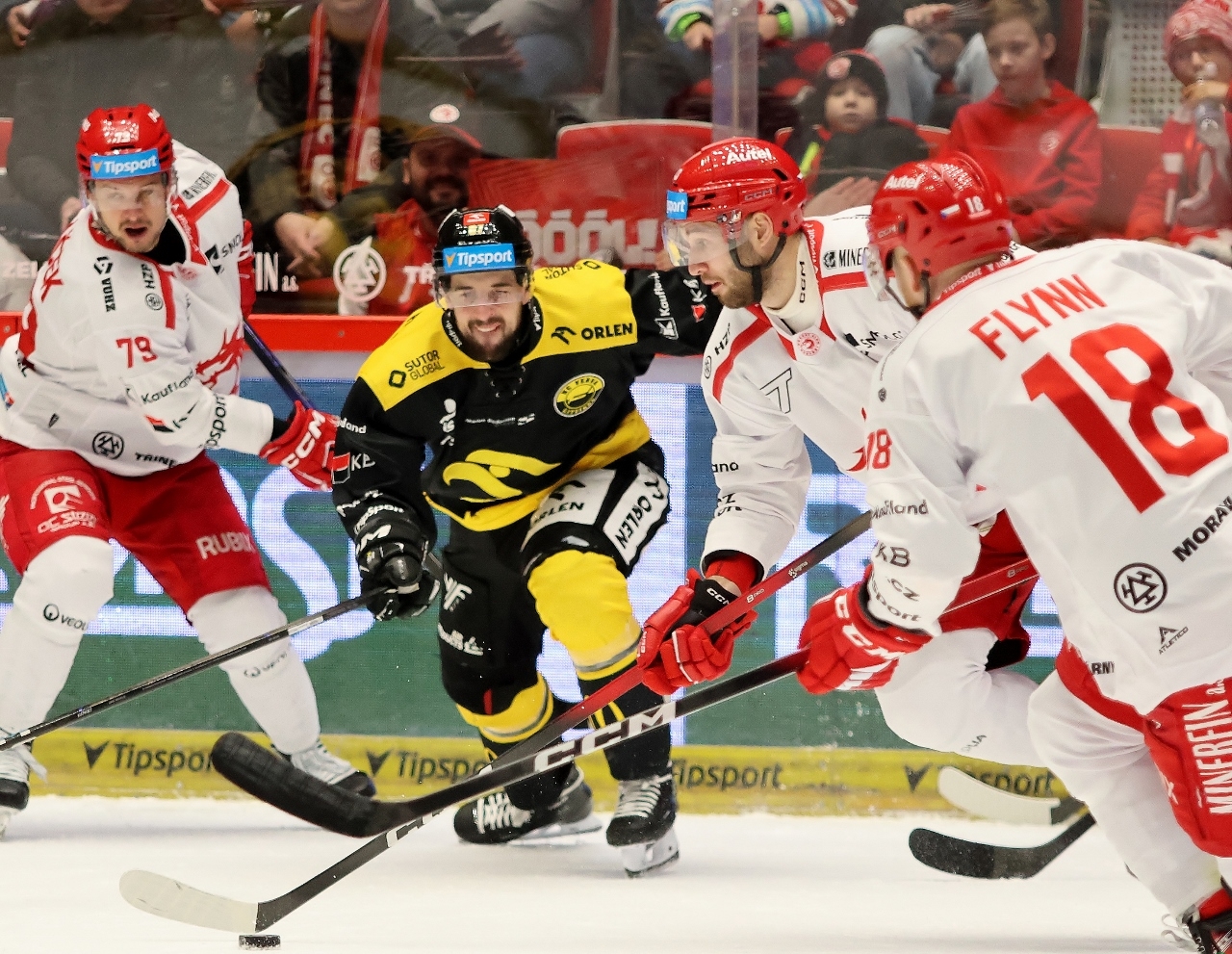 Męczarnie z outsiderem. Trzyńczanie wygrywają po dogrywce | ZDJĘCIA