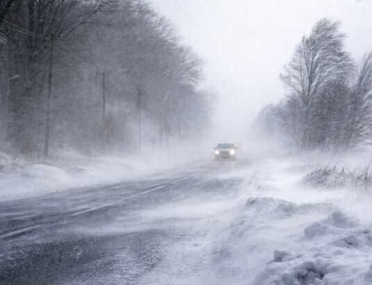 Noworoczny atak zimy. Silny wiatr, zawieje i zamiecie