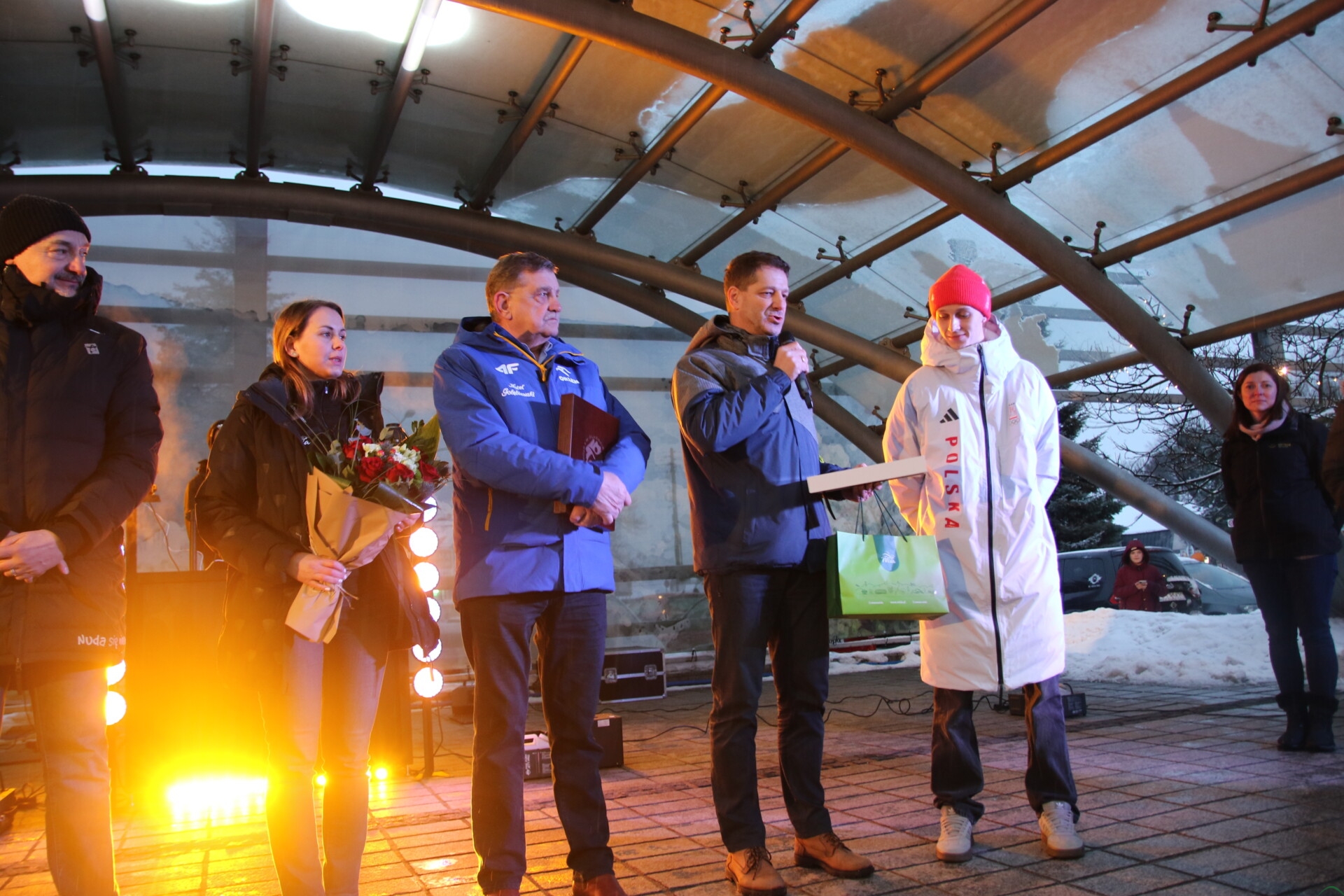 Tłumy kibiców na rynku w Ustroniu. Paweł Wąsek z olimpijskim medalem wrócił do domu | WIDEO, ZDJĘCIA