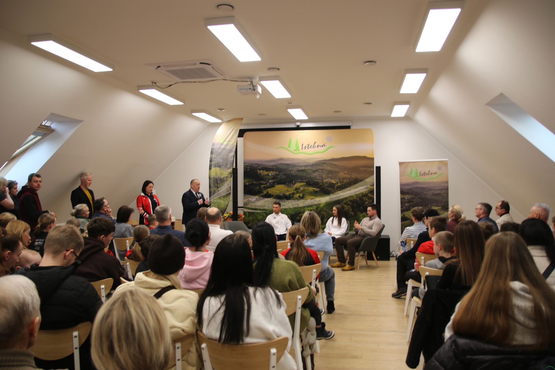 Owacje w Istebnej dla olimpijczyków z Trójwsi. Historyczne lokaty i trudne tematy na spotkaniu | WIDEO, ZDJĘCIA