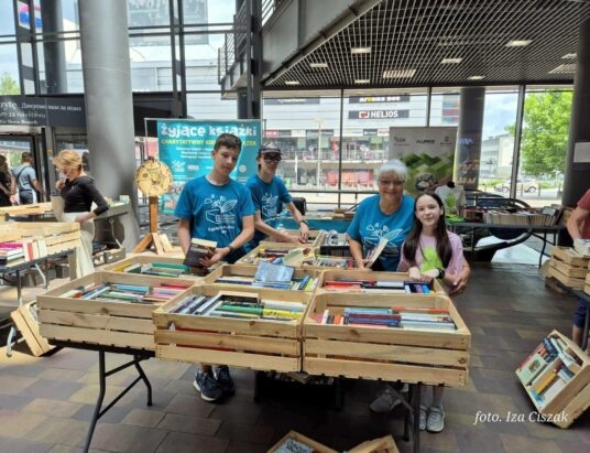Kiermasz, który zmienia więcej niż półki. „Żyjące Książki” już 28 lutego w Sferze
