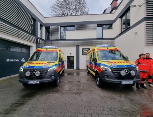 Dwie nowe karetki dla Cieszyńskiego Pogotowia Ratunkowego | ZDJĘCIA