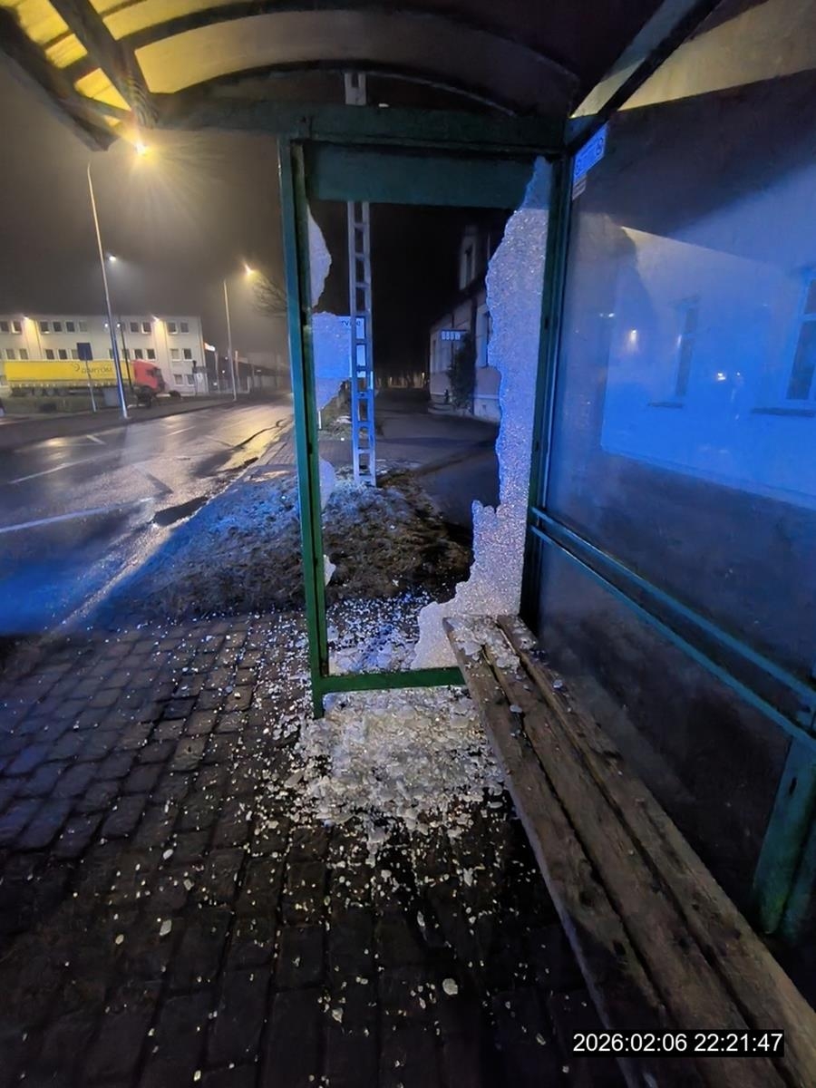 Zdewastowali wiatę przystankową. Strażnicy zatrzymali ich na gorącym uczynku – ZDJĘCIA