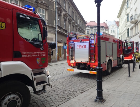 Strażacy w centrum miasta. W budynku włączył się alarm ppoż. | FOTO