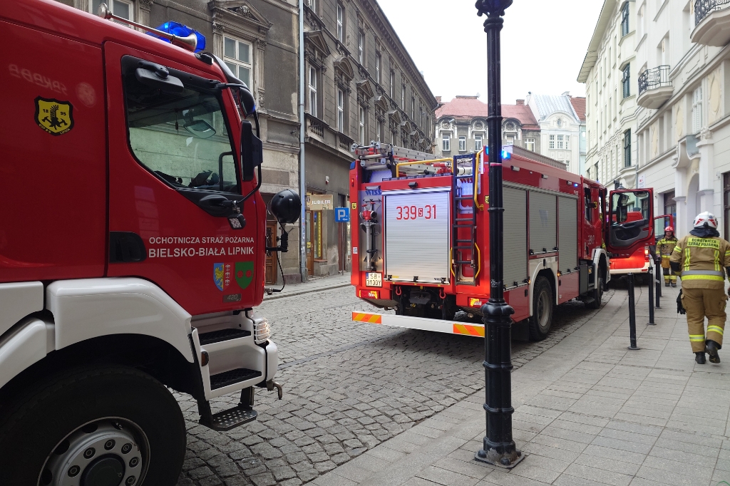 Strażacy w centrum miasta. W budynku włączył się alarm ppoż. – foto