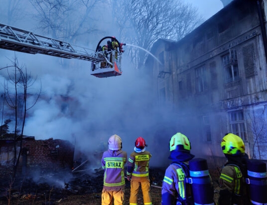 Z ostatniej chwili: Słup dymu w Starym Bielsku. W ogniu budynek zabytkowego młyna! | ZDJĘCIA