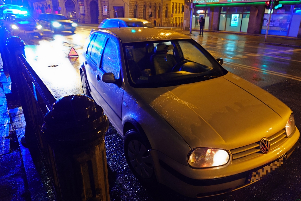 Potrącenie kobiety na przejściu! Poszkodowana z urazem głowy – foto