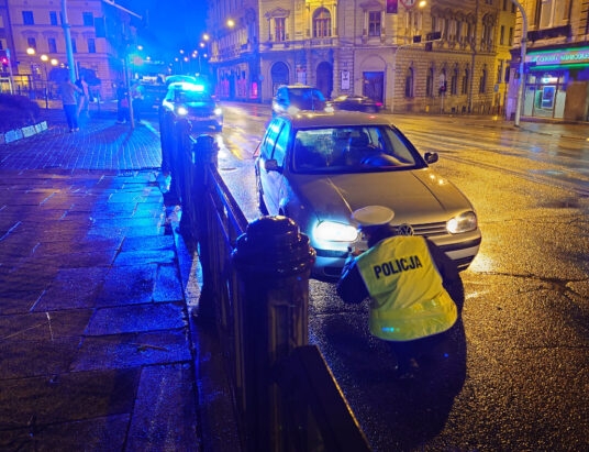 Potrącenie kobiety na przejściu! Poszkodowana z urazem głowy – foto