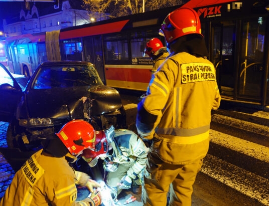 Zderzenie autobusu MZK z autem. Samochód uderzył w sygnalizator | ZDJĘCIA