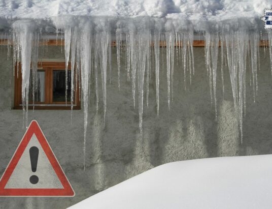 Zima nie daje za wygraną, więc policja przypomina o obowiązku usuwania z dachów śniegu i lodu