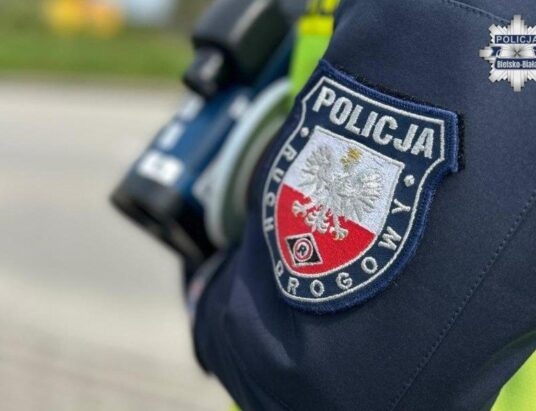 Pędził 100 km/h w mieście. Omal nie potrącił policjanta podczas kontroli