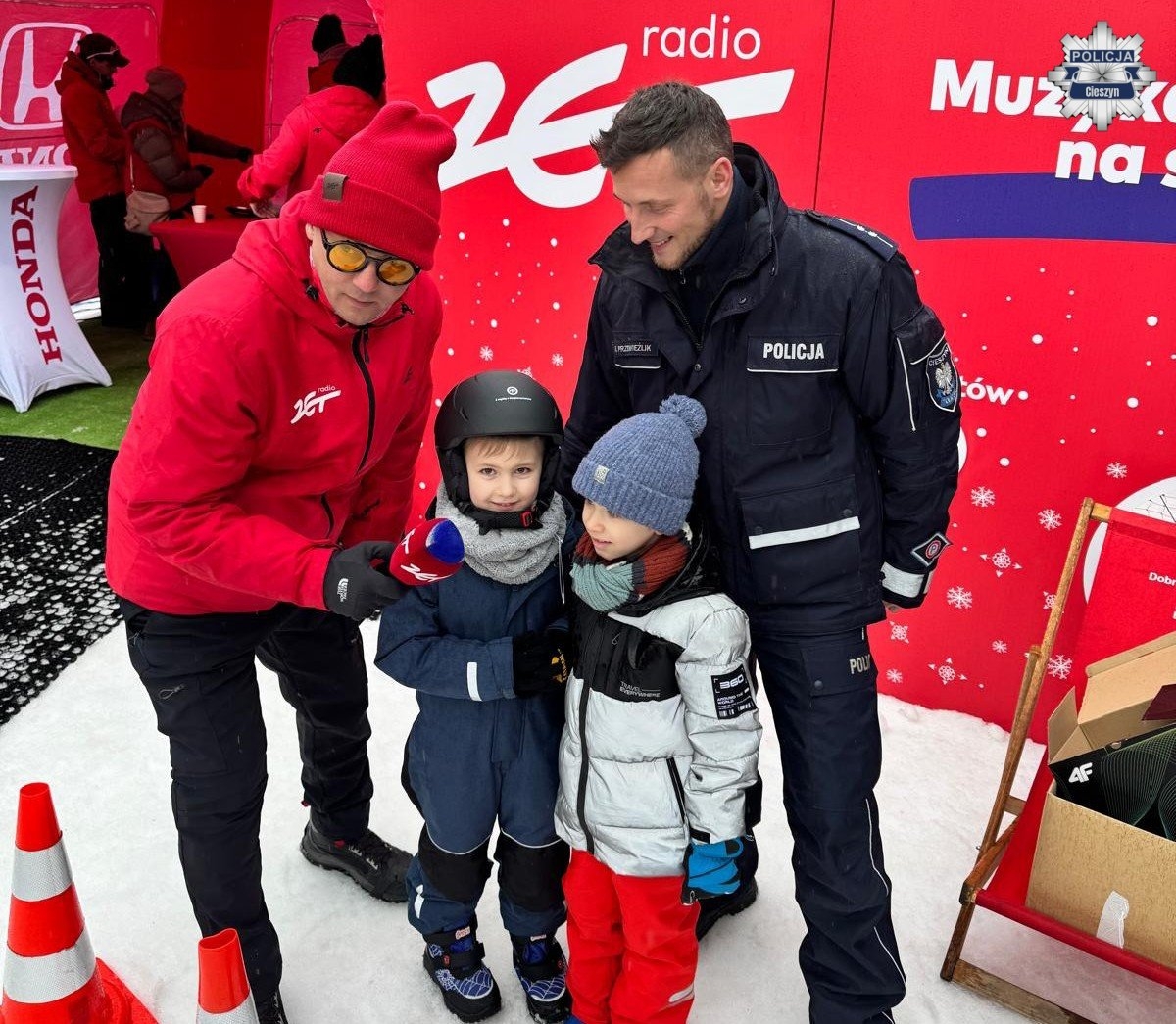 Policjanci na stoku — ferie bezpieczne dla dużych i małych