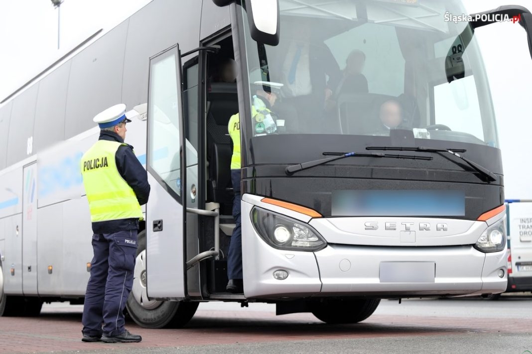 Policja zadba o bezpieczeństwo podczas ferii. Kontrole autokarów z dziećmi i młodzieżą