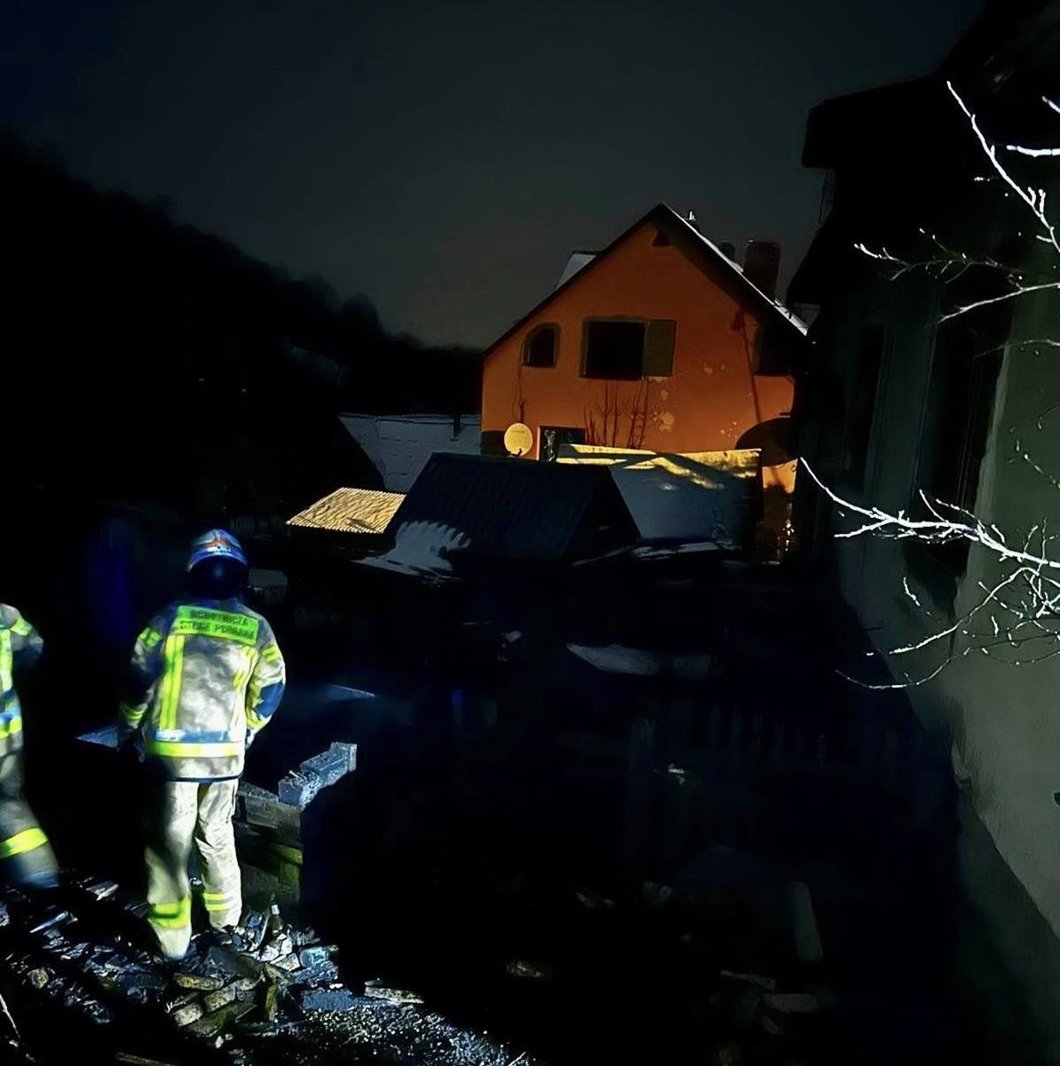 Palił się budynek gospodarczy w Nieledwi – ZDJĘCIA