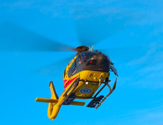 Wypadek w Istebnej. Lądował śmigłowiec LPR, trzy osoby trafiły do szpitala